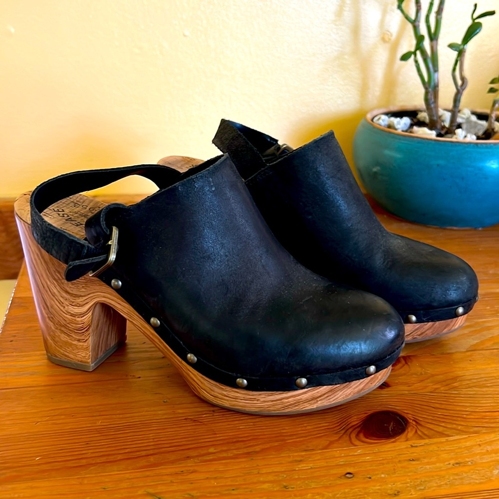 Kork Ease Clogs size 8 Black